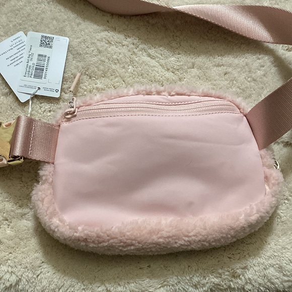 Lululemon fleece everywhere belt bag - Picture 4 of 6